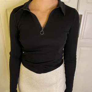 Topp - Topp från nakd i storlek 34! Superfin och passar till det mesta! Använd väldigt få gånger och är i väldigt bra skick! Buda minst 110kr+frakt!