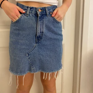 Beyond retro blå jeanskjol - Size XS. Modell på bilden 163cm. Nypris ??? Frakten tillkommer 