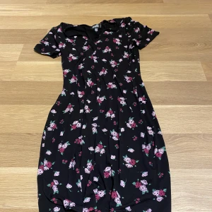 Klänning  - Använd en gång men var lite kort på mig som är runt 175 cm. 