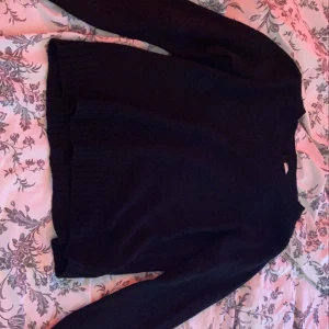 Svart stickad tröja - Svart stickad tröja ifrån hm 40kr+frakt