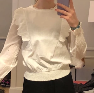 Vit fin blus!🤍 - Vit jättefin blus i bra skick! Knappt använd om inte alls, fint material med små prick-detaljer på! Ja.. kolla på bilderna för att snappa upp alla detaljer! Kontakta mig vid intresse!😁