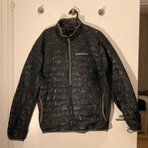 Peak performance för män - Peak jacka i svart för män storlek L, har en reva bakom axeln (se bild). Startbud 100kr, frakt betalas av köpare skickas spårbart 63kr eller möts upp i Malmö 