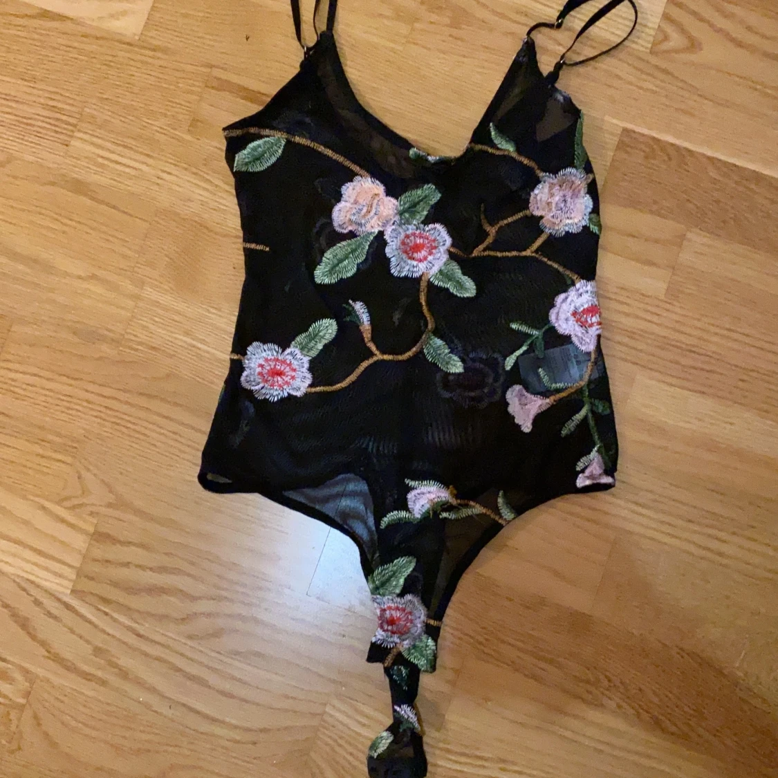 Festlig broderad mesh topp body  - 90