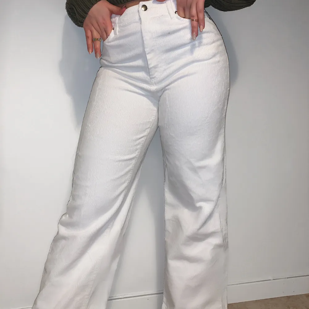 Raka byxor från Ginatricot🖤säljer två par exakt likadana i storlek 38. Jeans & Byxor.