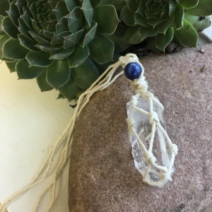 Bergskristall halsband  - Handgjort makramé halsband! Tillverkad av vit bomullstråd, bergskristall/ clear quartz och Sodalit  pärla. Bandet är även justerbart! Alla kristaller jag säljer är äkta. Skriv gärna till mig privat om du har frågor🦋 (fraktkostnad: 11kr) 