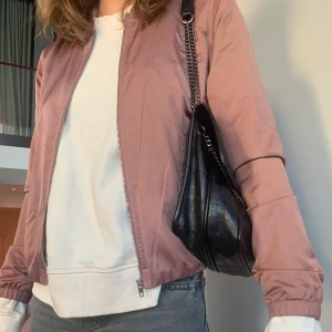 Vårjacka elvine - En super söt men cool vårjacka från Elvine. Rosa med silvriga detaljer. Storlek SX men passar även en S. ❤️💕 kan mötas upp i Stockholm eller skickar på posten📦