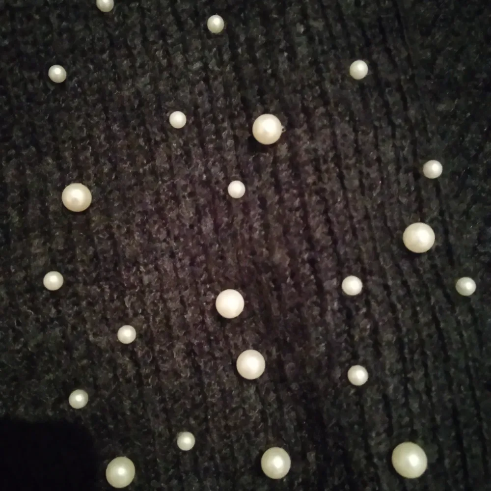 Mörk grå stickad tröja som jag har köpt från New Yorker i Väla för typ 5 månader sen har inte använt den,den är som ny . Stickat.
