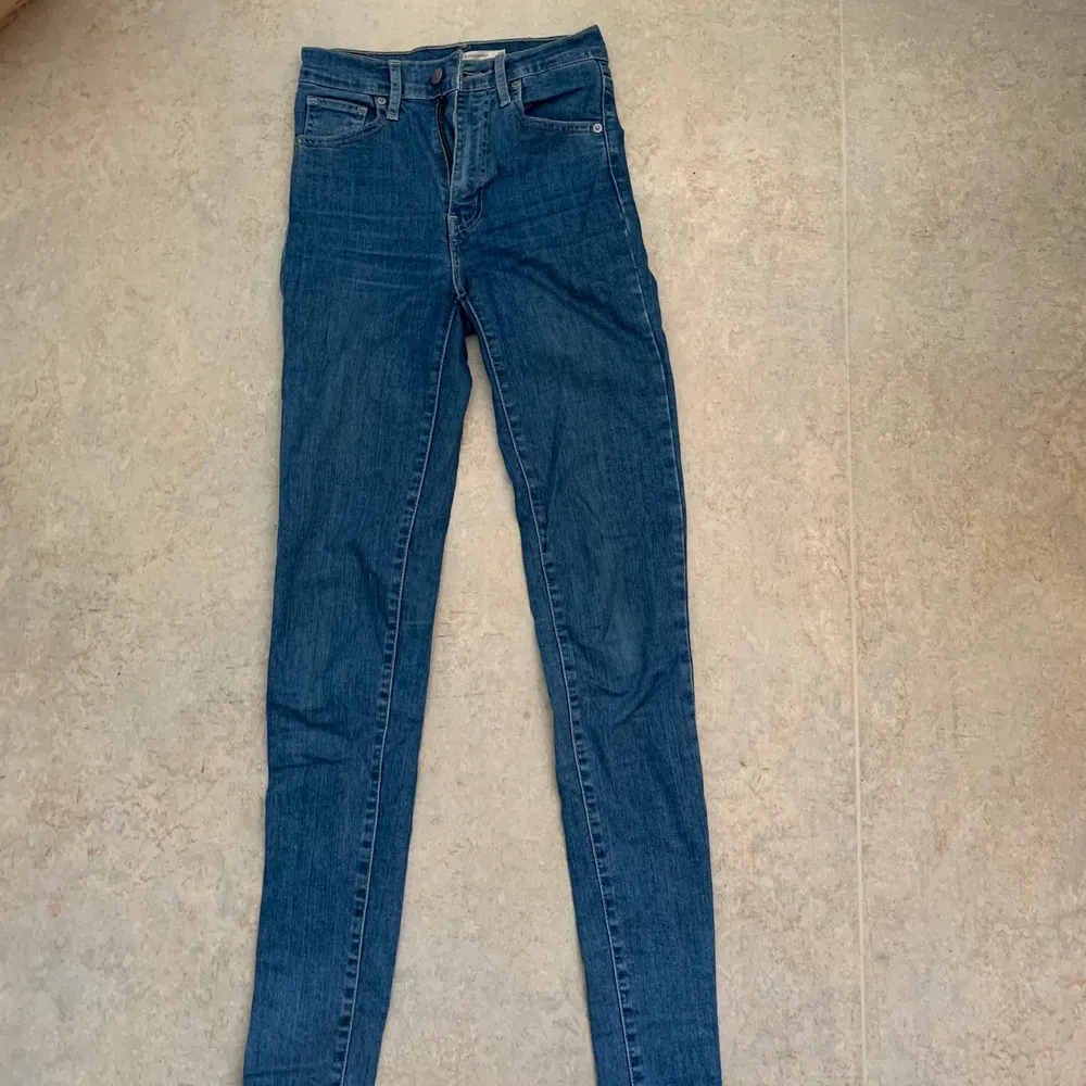 Ett par tighta Levis jeans. Nästan helt oanvända. Snygg blå färg, rätt så stretchigt material och sitter snyggt på 🥰 . Jeans & Byxor.