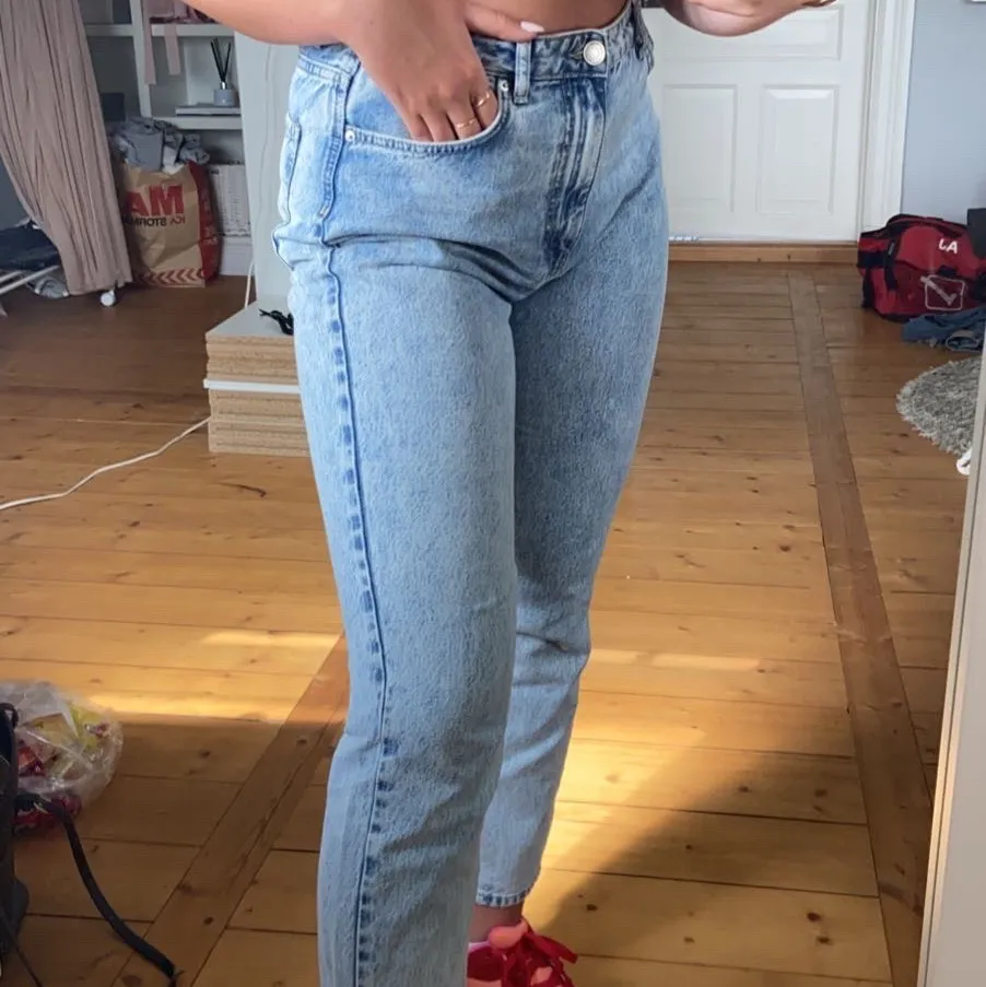 Lightblue mom jeans som är i bra skick. Säljs då dom inte kommer till användning längre💕 kan mötas upp i örebro eller frakta men köpare står då för frakten💕. Jeans & Byxor.