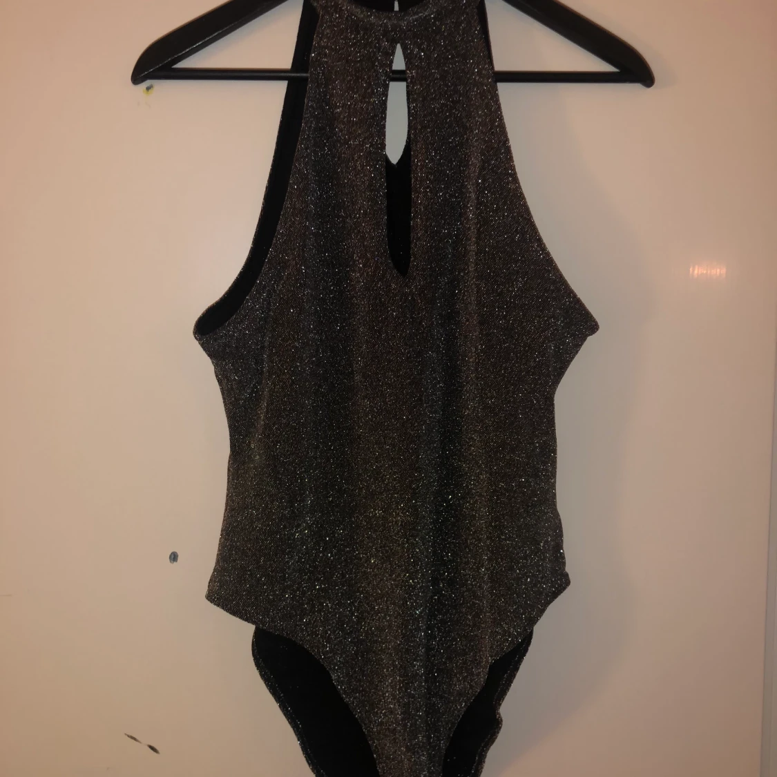 Glittrig body från HM