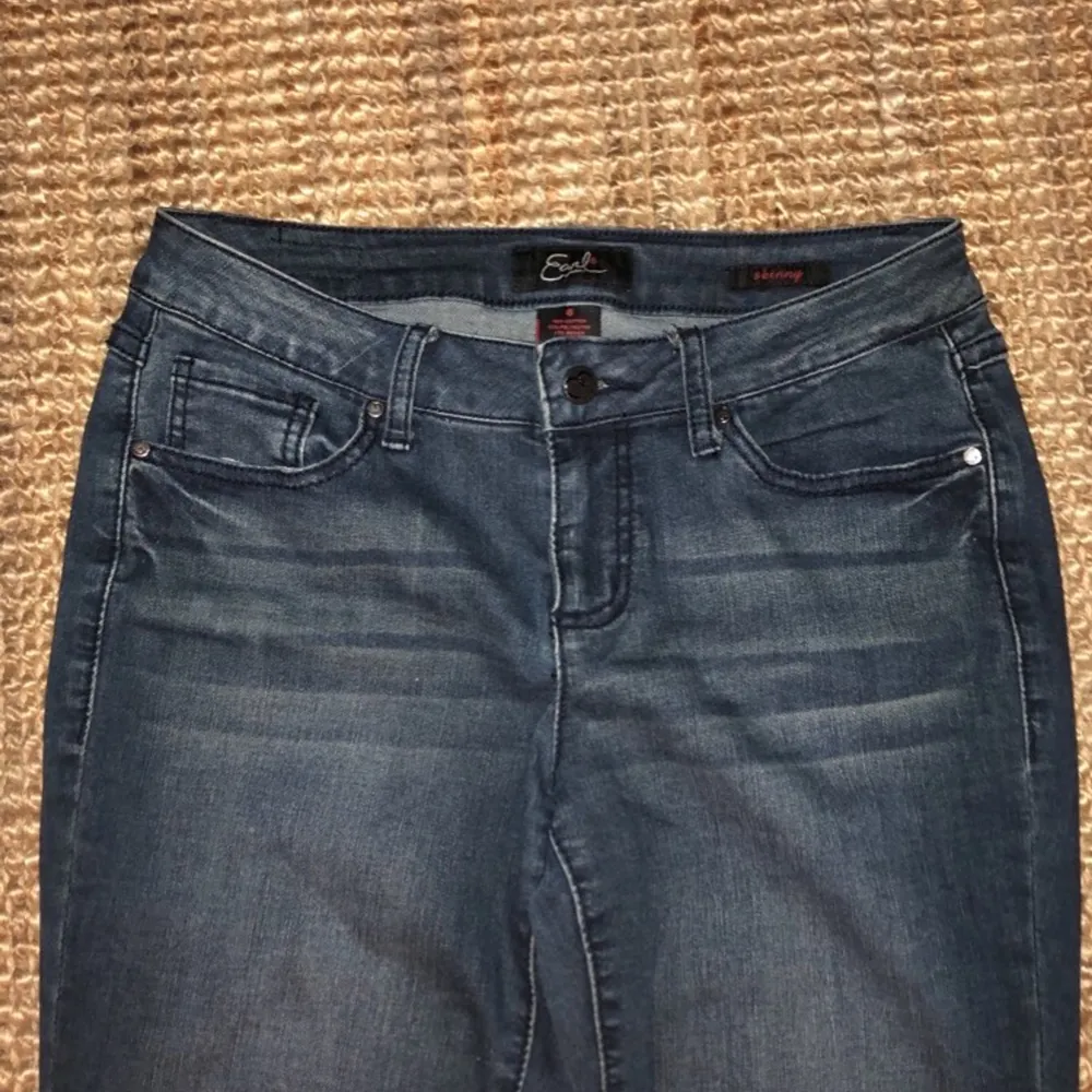Säljer mina lågmidjade jeans, supersköna o stretchiga! Passar mig i längden som är 170👍🏼👍🏼. Jeans & Byxor.