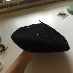 Basker - Säljer denna basker då jag har insett att jag tyvärr inte är tillräckligt cool för att vara en baskergäri. Köpt på Åhléns, endast prövad. Frakt på 33 kr tillkommer🌸 (tampongen i bakgrunden ingår tyvärr ej)