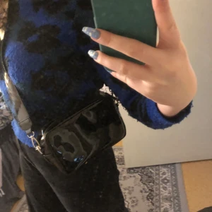 Väska - En jätte ball cross body bag från HM, köptes för typ ett år sen. En lack väska i svart. Skriv privat för mer bilder osv!💓 hör av er för frakt mm