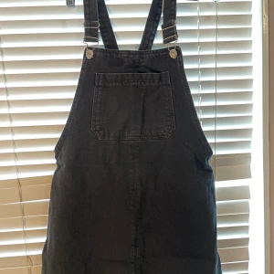 Topshop - Svart kjol med hängslen i fint skick