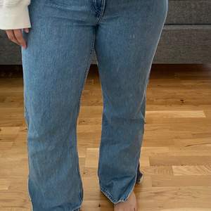 Weekday jeans i modellen row med slit. Storlek 32/32, nypris 500kr. Frakt står du själv för och betalning sker innan paketet skickas till dig. 