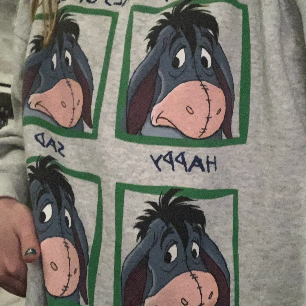 Vintage sweatshirt med tryck. Stolek M men passar alla mellan st xs-l beroende på vilken passform man vill ha.  Skriv privat för fler bilder!!. Hoodies.