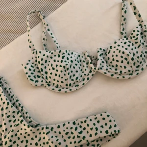 Bikini - Superfint bikiniset från SHEIN i storlek S (oanvänt). Säljer hela setet för 100 kr. 