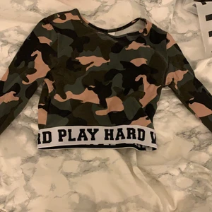 Camouflage tröja  - Långärmad tröja storlek xs h&m. 
