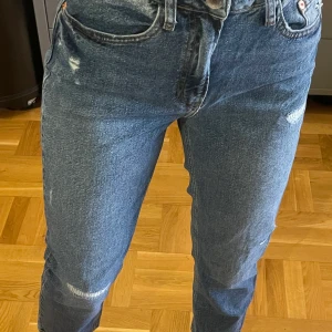 Snygga jeans - Säljer nu ett par favoritbyxor som tyvärr blivot för korta!!! Passar till alla lägen och är i bra skick 🤗