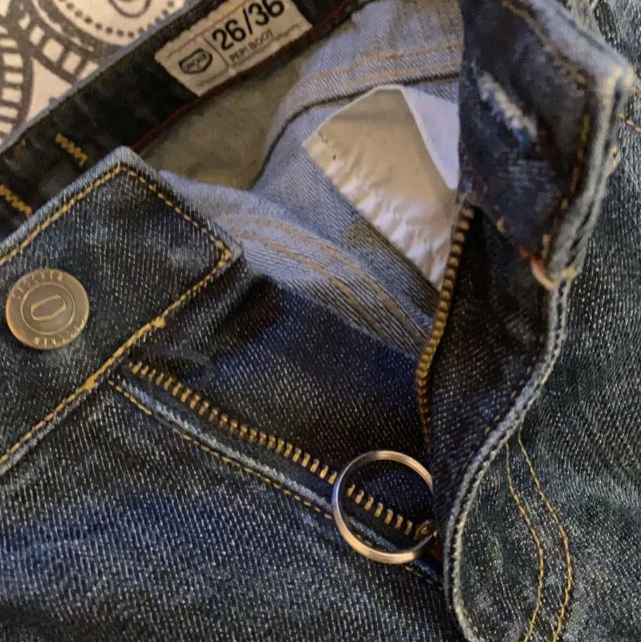 Skitfina lågmidjade bootcut jeans från crocker! Storlek 26/36 och passar mig som är XS och 170 lång💗 perfekt skick utom dragkedjan där jag var kreativ och satte fast en nyckelring!💗. Jeans & Byxor.