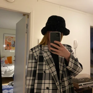 Over sized kavaj - En over sized kavaj i svartvitt-rutigt mönster! Lite axelvadd och stor i storleken 💜 jättefin i kvalitén! Jag har haft den som jacka på på våren men funkar såklart som innekavaj också💜