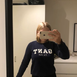 gant tröja  - marinblå gant tröja, försiktigt använd. köparen står för frakt.