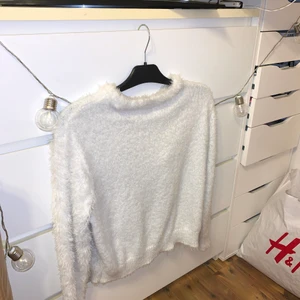 Fluffig tröja - Säljer en fluffig vit tröja i storlek S. Mitt pris 20kr + frakt💕