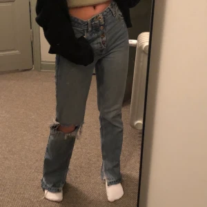 Zara jeans - Snyggaste och populära zara jeansen som är raka och långa. Jätte fin slits också! Helt slutsålda och finns dessutom inte kvar längre. Passa på och köp, om fler är intresserade blir de den som budar högst💕💕 jag är 165. BUDA I KOMMENTARERNA