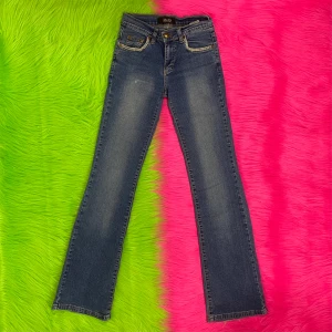 Dolce & Gabbana Bootcut - Dolce & Gabbana Jeans. Försmå för mig så kan tyvärr inte visa hur dom ser ut på. Vet ej om dom är äkta. Dom verkar små i storlek så kolla gärna mått. Fanns en löst bältesögla som har sytts tillbaka. Midja/Höft 30cm. Innerbenslängd 81cm. Rhinestones saknas på baksidan, syns på andra bilden. Skulle säga det är mid rise längd på dom? SafePay knappen är aktiverad så det går att köpa direkt utan att behöva meddela! Tar annars swish! Använder helst Safepay då det blir säkrare för båda (Safepay tar 10% av betalningen och spårbar frakt på 66kr är inräknad i priset) Skriv gärna om du har eventuella frågor!