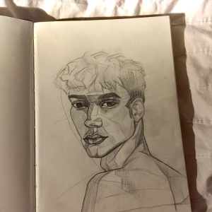 Skissar - <SÄLJER INTE JUST NU> Jag skissar människor och vill veta om detta intresserar någon. Jag kan skissa av efter önskan eller egna som de på bilderna. Skriv isf vad du kan tänka dig köpa för✨