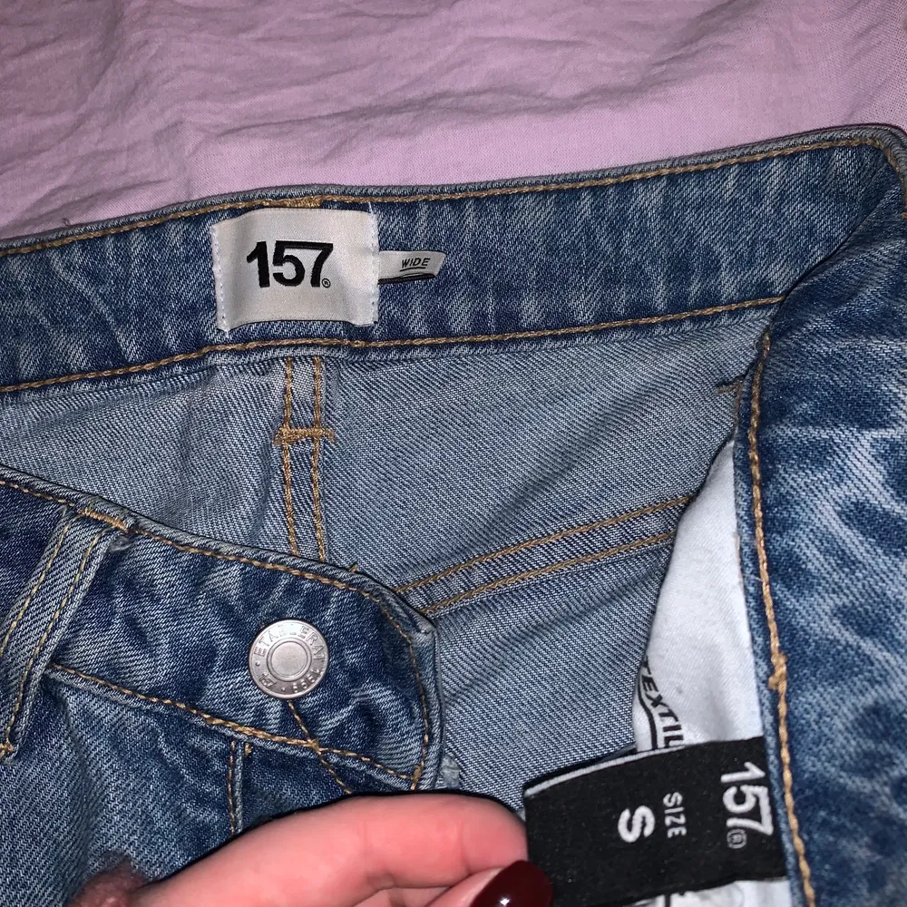 Ett par snygga boyfriend jeans från lager 157, väldigt underskattad butik. Mycket fina hål och slitningar och flera knappar i midjan. . Jeans & Byxor.