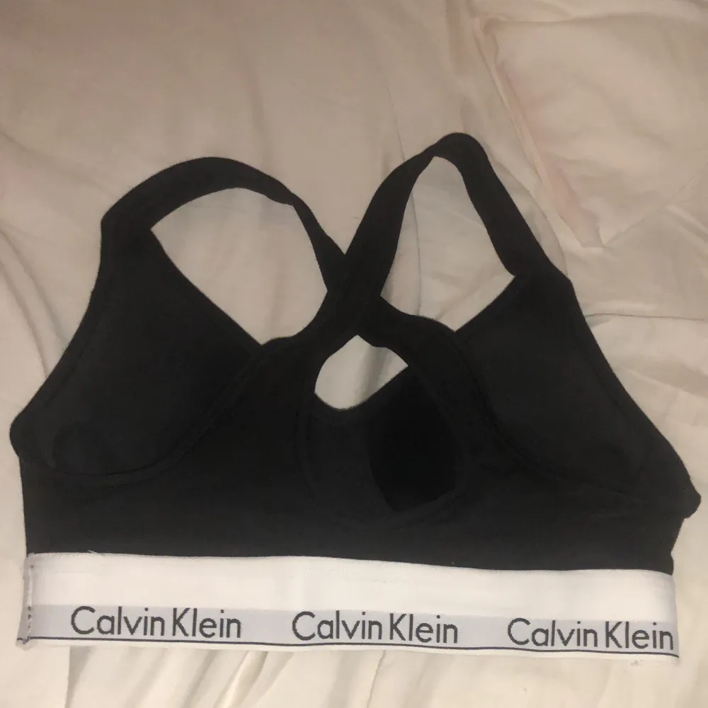 Calvin Klein bh med padding utan bygel och korsad i ryggen. Aldrig använd. Storlek S eller B70. Köparen står för frakt om man inte kan mötas upp.. Toppar.