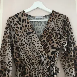 Leopardfärgad klänning med knytning i midjan🤎