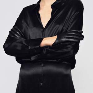 Säljer helt oanvänd svart glättad klänning (silkes liknande). Har prislapp kvar!!! Säljer pga köpte 2. Köptes för 559kr säljer för 130kr 