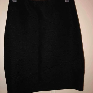  - Svart tubkjol som inte används. Passar även på storlek M. Köparen betalar frakten ❣️