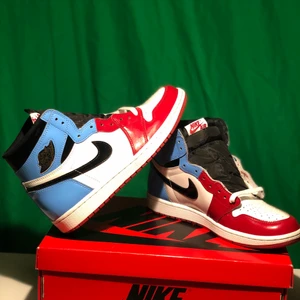 Air Jordan 1 High Fearless - Air Jordan 1 Fearless Pris: 3199kr Skick: 8.5/10 EU 42.5 US 9 Box osv och kvitto fån SNS medföljer FRI FRAKT! Eller meet up i Stockholm DM för köp, bud eller frågor osv