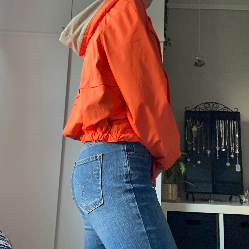 Neon orange jacka, väldigt tunn, skulle säga att det är en vindjacka, storlek 42 men sitter super på mig som är 38 plus att den har snören som man kan dra åt om man vill att den ska sitta tajtare, fri frakt✨. Jackor.