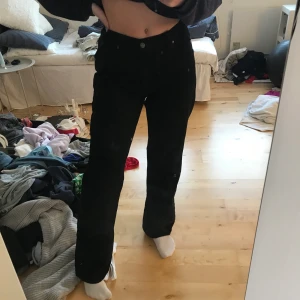 Vida jeans - Storlek W33 L34 så dom är rätt så långa och stora i midjan, har sytt in resår i midjan så dom passar nu på mig som brukar ha M. Jag är 175 cm lång och dom är ner till fötterna på mig❤️ frakt tillkommer 