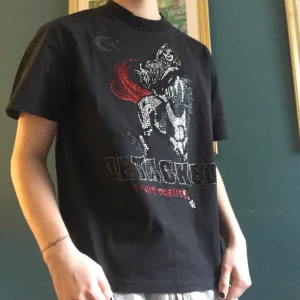 Rhinestone t-shirt - Helt ny, oversized XS. Passar S, är perfekt på mig som är 168, sitter löst på mig och inte för lång. Köp nu!