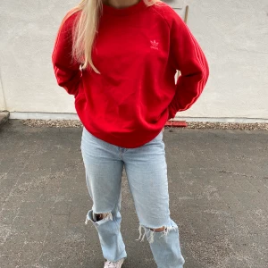 Adidas tröja - Röd oversize adidas tröja. Herr storlek. Min killes gamla men han använde aldrig den. Så den är som ny. Riktigt snygg på både tjejer o killar! 😋❤️