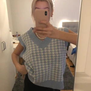 Väst😇 - Säljer min väst från byanastasia! Sparsamt använd. Köpt för 400kr💙skriv om du har någon fundering    LEDANDE BUD:250kr. buda i kommentarerna. (Köp direkt för 230kr)