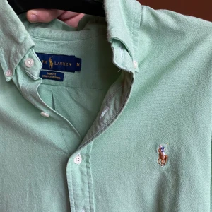 Ralph lauren skjorta - Min killes skjorta. Riktigt fin färg!! Säljer för att den är förliten för han. Använd en gång bara. I bra skick. Fin till sommaren, vardags, fest. Fin present till alla ❤️ dag 🥰. Nypris runt 900kr ✨