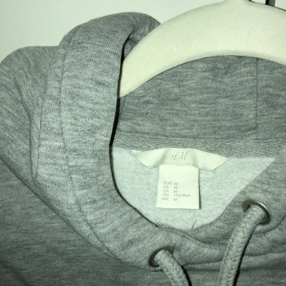 Knappt använd hoodie från H&M trend. Oversize i modellen. Fint skick. Kan mötas upp i Göteborg eller så står köparen för halva fraktkostnaden 🌟. Hoodies.