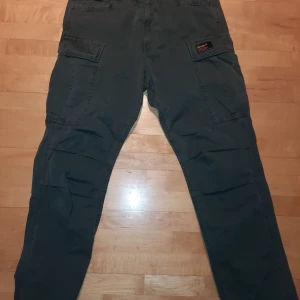 Superdry cargo pants - Mörkgröna Superdry cargo. Aldrig använda, fick i present.