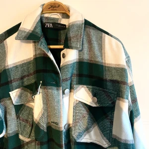 Zara green plaid overshirt shacket - Zara jacka i storlek m. Helt oanvänd. 