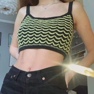 Stickad topp från Zara - Superfin stickad top från Zara i svart och grön-ish. Den har tyvärr aldrig kommit till användning och söker därför ett nytt hem. Den är iprincip oanvänd. Storlek M, men skulle säga att det är en typisk S. Köparen står för frakten