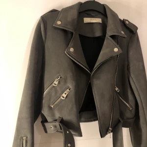 Mocka jacka från Zara - En jätte fin grå mocka liknande jacka från zara med silver detaljer, använd flertalet gånger men fortfarande helt felfri. Perfekt för vår/höst. Storlek S. 