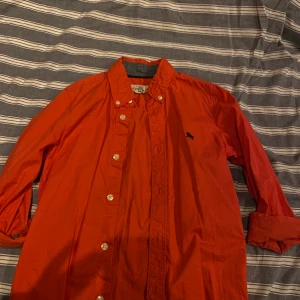 Röd skjorta 👚  - Röd skjorta använd fåtal gånger storlek 8-9år💗🦋