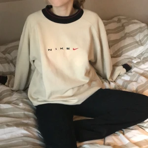 Vintage Nike sweatshirt  - Asball vintage Nike sweatshirt! Köpt second hand för 500kr. Jag är en xs som ni ser sitter den oversized. Passar alla mellan xs-m beroende på hur man vill att den ska sitta. Buda i kommentarerna!(fraktar också)bud på 380kr nu