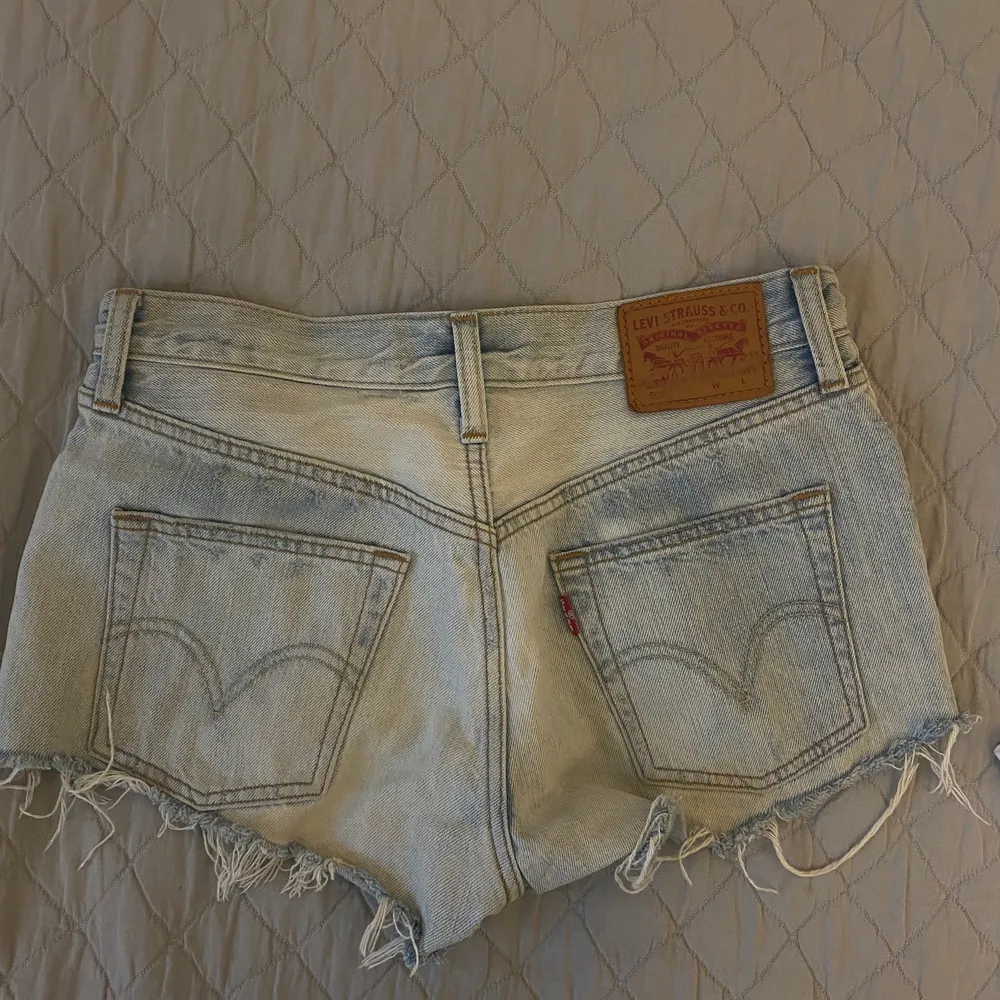 Jätte fina jeansshorts från Levis i 501. Bra skick! Också trendigt med shorts just nu😍. Shorts.